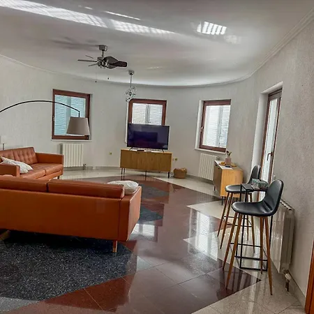 With Pool And Garage 100m From The Sea In Calista Daire Ičići