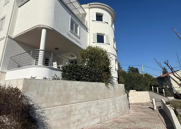 With Pool And Garage 100m From The Sea In Calista