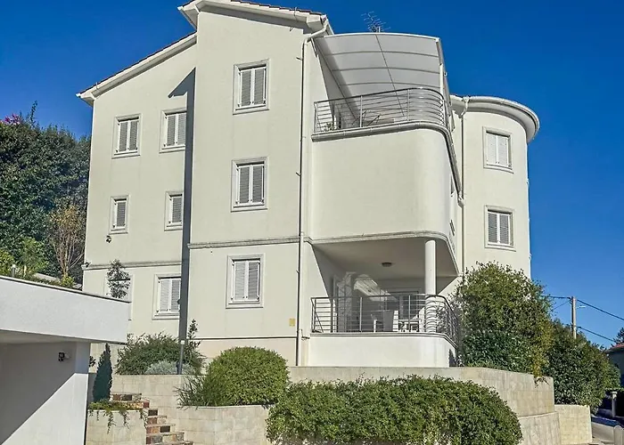 With Pool And Garage 100m From The Sea In Calista Daire Ičići