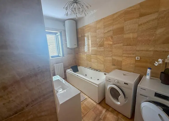 With Pool And Garage 100m From The Sea In Calista