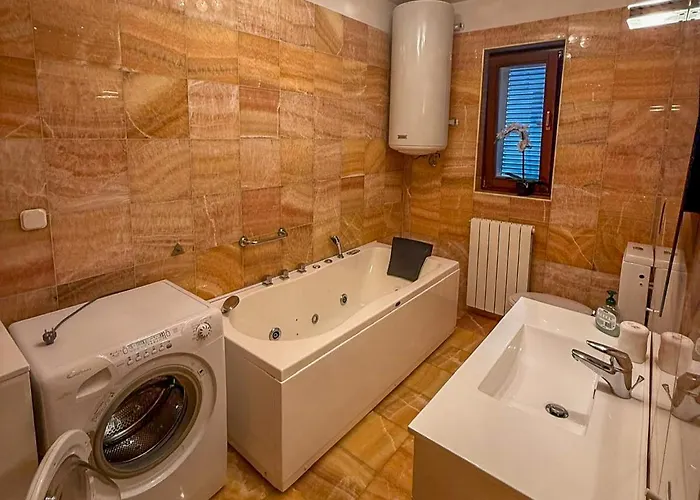 With Pool And Garage 100m From The Sea In Calista Daire Ičići