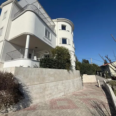 With Pool And Garage 100m From The Sea In Calista